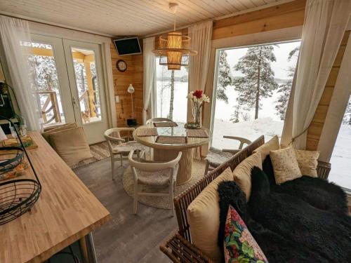 莱佩维尔塔#casakivicco的客厅配有沙发和桌子