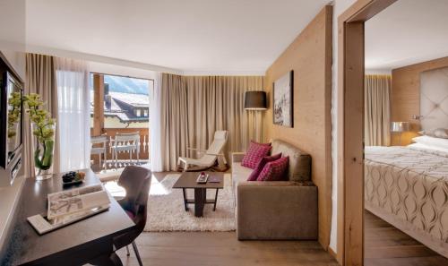 席尔瓦普拉纳Giardino Bed & Breakfast的酒店客房设有床和客厅。