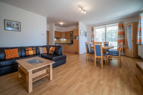 伏尔塔瓦河畔利普诺Apartment Riviera 507-6 Lipno Home的客厅配有沙发和桌子