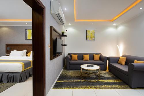 吉达Mirada Purple - Al Waha的酒店客房,配有床和沙发