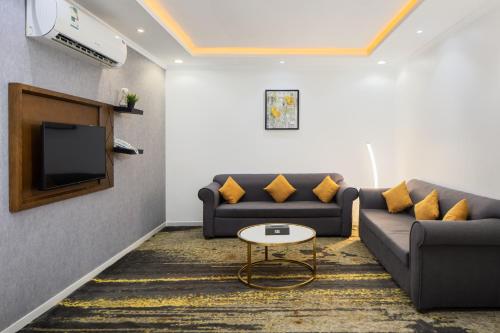 吉达Mirada Purple - Al Waha的客厅配有两张沙发和一台电视机