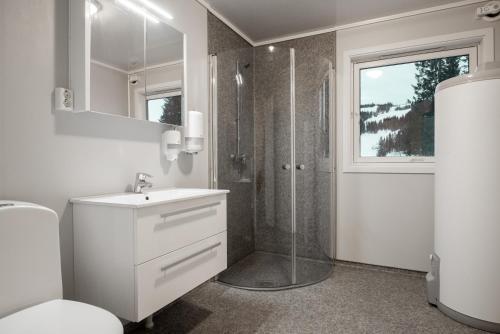 摩城Skillevollen Motell的带淋浴和盥洗盆的白色浴室