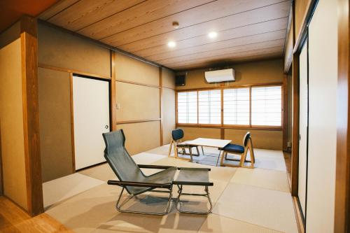 古川町SATOYAMA STAY - TONO MACHI -的一间设有椅子和桌子的房间