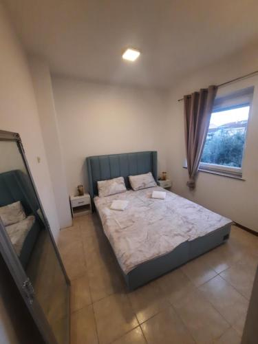 万塔西西TIZA Apartments的一间卧室设有一张大床和一个窗户。