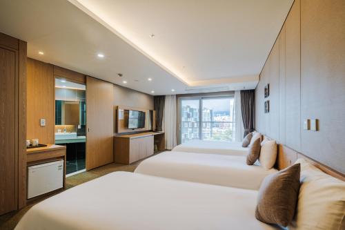 西归浦市Hotel bridge Seogwipo的酒店客房带两张床和一间浴室