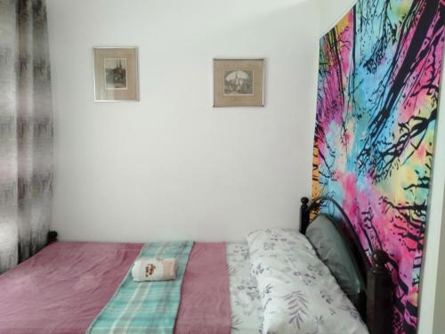 KaybagalMai Staycation的一间卧室配有一张带彩色墙壁的床