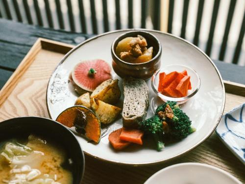 古川町SATOYAMA STAY - TONO MACHI -的一大盘蔬菜和一碗汤的食物