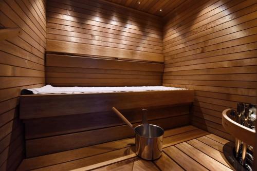 列维列文阿尔皮塔罗高山小屋豪华公寓的一个带床和桶的桑拿浴室