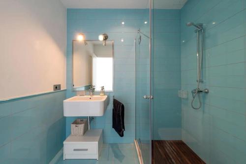 埃斯·梅卡达尔Villa Paraíso的一间带水槽和玻璃淋浴的浴室