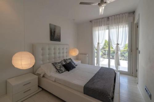 埃斯·梅卡达尔Villa Paraíso的一间卧室设有一张床和一个大窗户