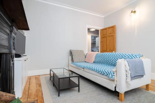 伦敦Beautiful & Cosy 1-Bedroom Apartment in Clapham的客厅配有沙发和桌子