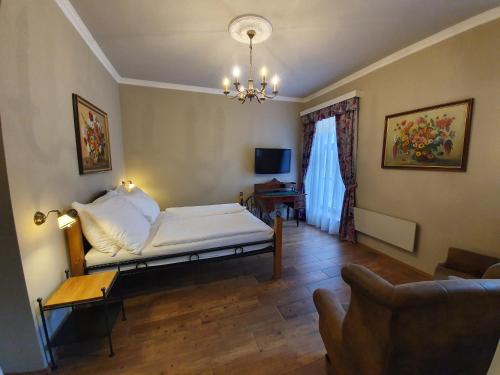 新比斯特日采派思拉可乐思妮酒店的一间卧室配有一张床和一个沙发