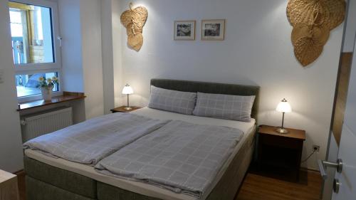 特里滕海姆Biggi的一间卧室配有一张大床和两盏灯