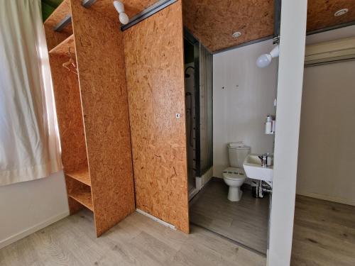 马德里波萨达德艾尔夏弗兰旅馆的一间带木门和卫生间的浴室