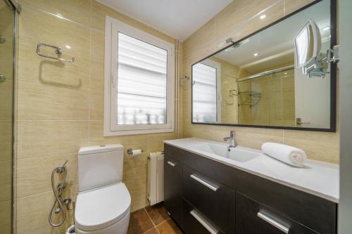 皮内达德马尔HomeHolidaysRentals Liberty - Costa Barcelona的一间带卫生间、水槽和镜子的浴室
