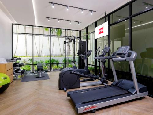 波普托Hotel Ibis Samui Bophut的健身房设有跑步机和椭圆机