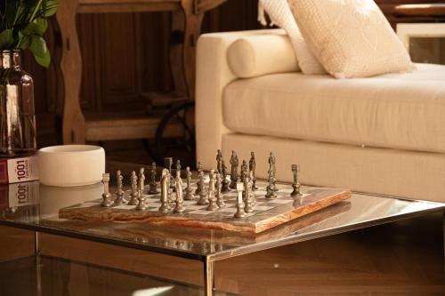 鲁贝La Villa Barbieux的一张沙发前桌子上的象棋