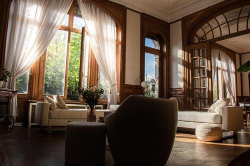 鲁贝La Villa Barbieux的客厅配有家具和大窗户。