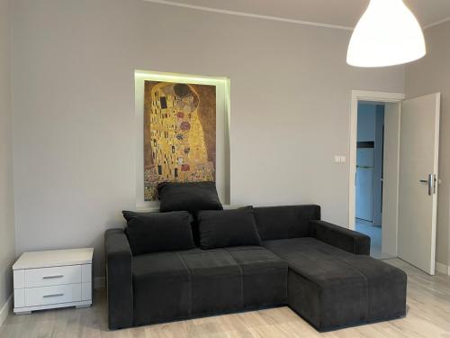 索波特Home3city Cichy Zakątek的客厅配有沙发和墙上的绘画