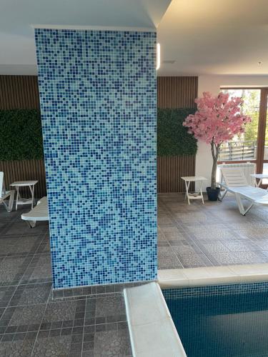潘波洛沃Complex Nero的游泳池旁的蓝色瓷砖墙