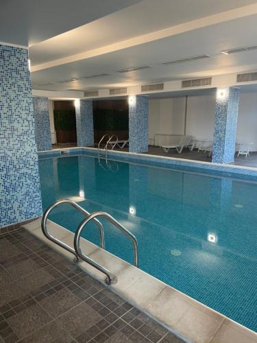 潘波洛沃Complex Nero的酒店的大型游泳池