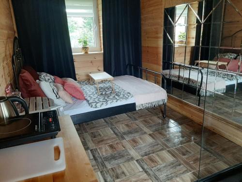 Domek dla par agroturystyka siedlisko的一间卧室设有一张床和一个玻璃淋浴间