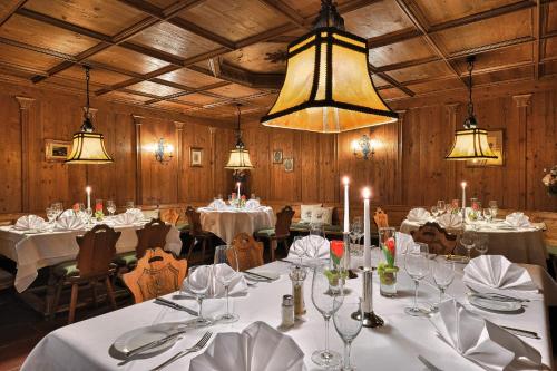 阿尔岑瑙·因·尤特弗兰恩Käfernberg - Weinhotel的用餐室配有白色的桌椅和灯光