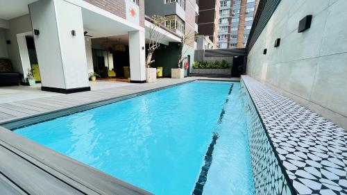 德班贝莱尔套房酒店的一座建筑物中央的游泳池
