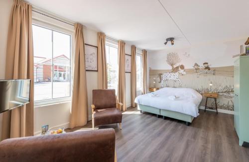 OttolandFamilie Resort Molenwaard的一间卧室配有一张床和一把椅子
