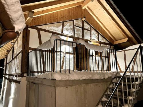 博尔蒂根Chalet Charbon的建筑物的楼梯,上面有雪