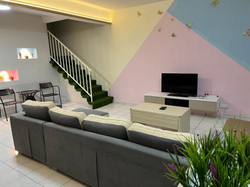 斯里曼绒Seri Manjung HomeStay @Spacious Family Home的带沙发和电视的客厅