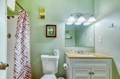 默特尔比奇North Myrtle Hideaway的一间带卫生间、水槽和镜子的浴室
