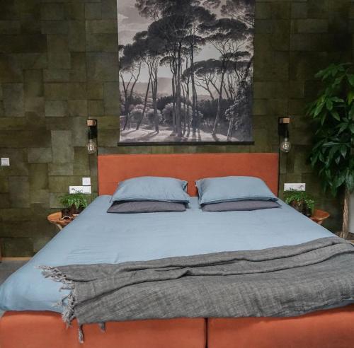 埃尔默洛ForRest Suites的一间卧室配有一张大床和两个枕头