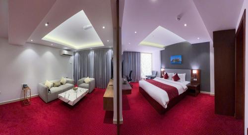 马斯喀特Muscat Express Hotel的酒店客房,配有床和沙发