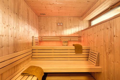 LalayeLe chalet des bois的木制房间中带长凳的桑拿浴室