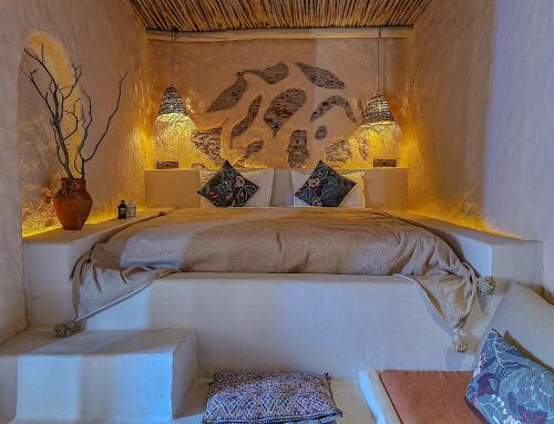 舍夫沙万Casa Amina的一间卧室配有一张带两个灯的床