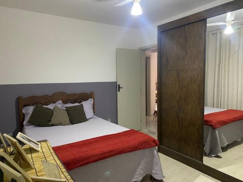 迪亚曼蒂纳Apartamento Diamante的一间卧室配有一张带红色毯子的大床