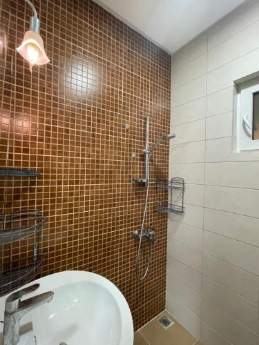 Al Qalah flats的带淋浴、水槽和卫生间的浴室