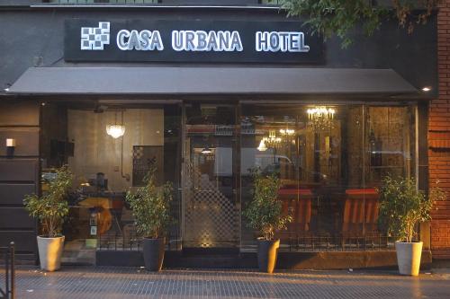 科尔多瓦Casa Urbana Hotel的前面有标牌的餐厅