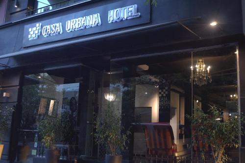 科尔多瓦Casa Urbana Hotel的前面有标牌的餐厅