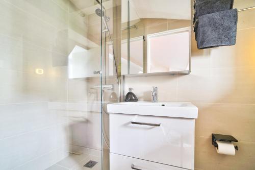 巴黎MARAIS CHIC heart of Paris, premium location !的白色的浴室设有水槽和淋浴。