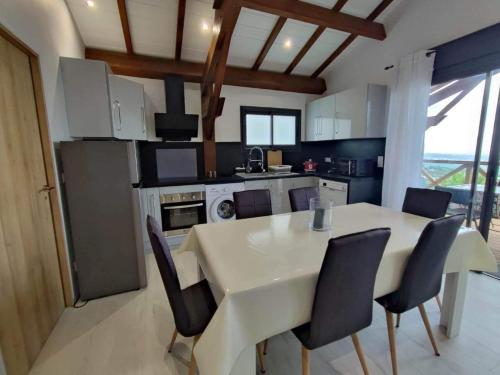 Le LambertChalet Iris的一间厨房,里面配有白色的桌子和椅子