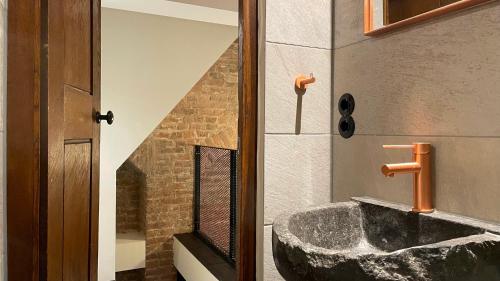 阿纳姆Walburgis Residenties的客房内的浴室设有大型岩石水槽