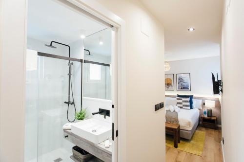塞维利亚Modern and luxury- 2Bd 2Bth- Socorro的带淋浴和盥洗盆的浴室以及1张床。