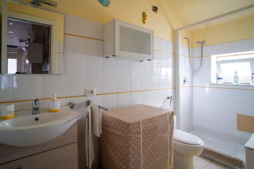 贾迪尼-纳克索斯Casa Vacanza Giugiò的一间带水槽和卫生间的浴室