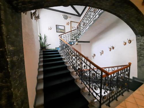 耶塞尼克Hotel Koruna的一座黑白墙房子的楼梯
