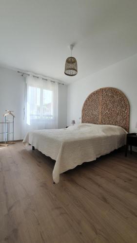 安格雷T2 NEUF ANGLET CENTRE - BIARRITZ的一间白色客房内配有一张大床的卧室
