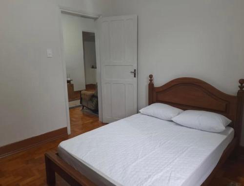 塞拉内格拉Casa no Centro de Serra Negra的卧室配有白色的床和2个枕头