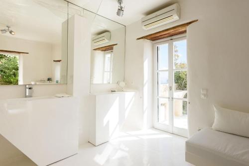 雷夫克斯THE OLIVE MILL GUEST HOUSE的白色的浴室设有浴缸和水槽。