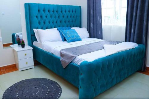 内罗毕The porch garden Estate 1 bedrm的卧室内的蓝色床头板